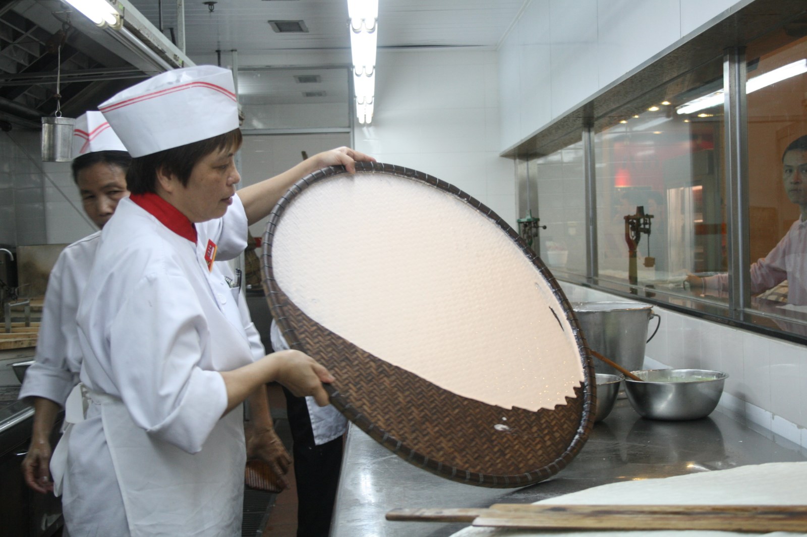  文旺金师傅用竹窝篮上米浆（2012年摄于沙河粉村）.jpg